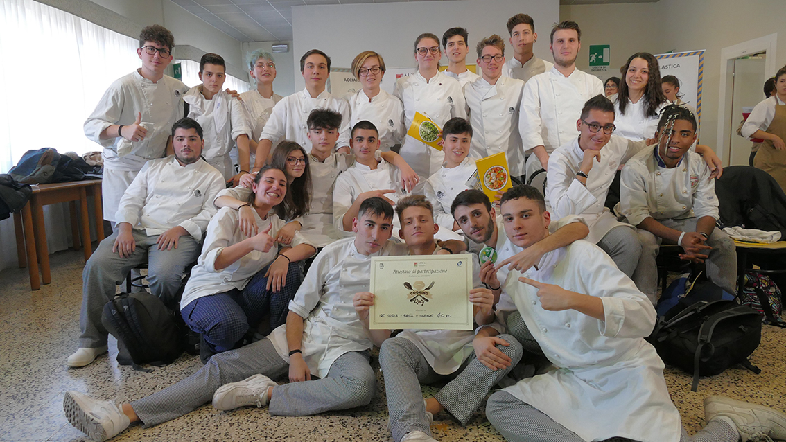 IL TOUR DI COOKING QUIZ PASSA PER PAVIA: ENTUSIASMANTE APPUNTAMENTO ALL’IIS “LUIGI COSSA”
